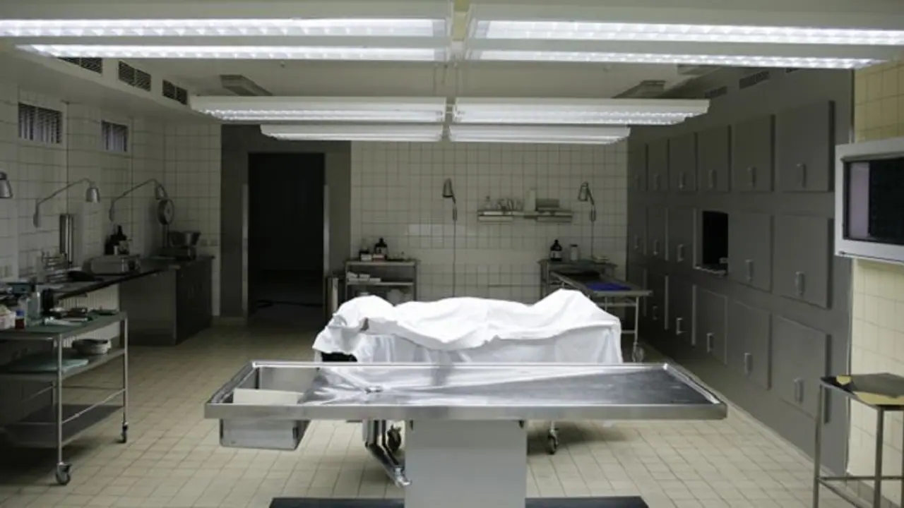 ఆస్తి కోసం అన్నదమ్ముల గొడవ... అంత్యక్రియలు చేయకుండా తండ్రి శవాన్ని అలాగే వదిలేసిన బిడ్డలు ఆస్తి కోసం అన్నదమ్ముల గొడవ... అంత్యక్రియలు చేయకుండా తండ్రి శవాన్ని అలాగే వదిలేసిన బిడ్డలు