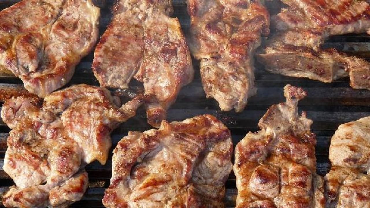 മാംസം പാകം ചെയ്യുന്നതിന്റെ മണം സഹിക്കാനാവുന്നില്ല, ജനൽ അടച്ചിടൂ എന്ന് അയൽക്കാർ, വൈറലായി കത്ത് 