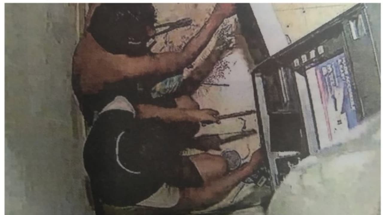 എടിഎം കുത്തിപ്പൊളിക്കാൻ ശ്രമം; മോഷ്ടാക്കൾ സിസിടിവിയിൽ പതിഞ്ഞു, തെരഞ്ഞ് പൊലീസ് എടിഎം കുത്തിപ്പൊളിക്കാൻ ശ്രമം; മോഷ്ടാക്കൾ സിസിടിവിയിൽ പതിഞ്ഞു, തെരഞ്ഞ് പൊലീസ്