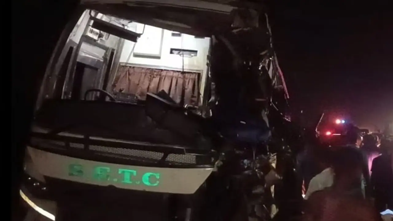 டேங்கர் லாரி மீது அரசு சொகுசு பேருந்து மோதல்.. எதிரில் பைக்கில் வந்தவர்கள் உள்ளிட்ட 4 பேர் பலி..!