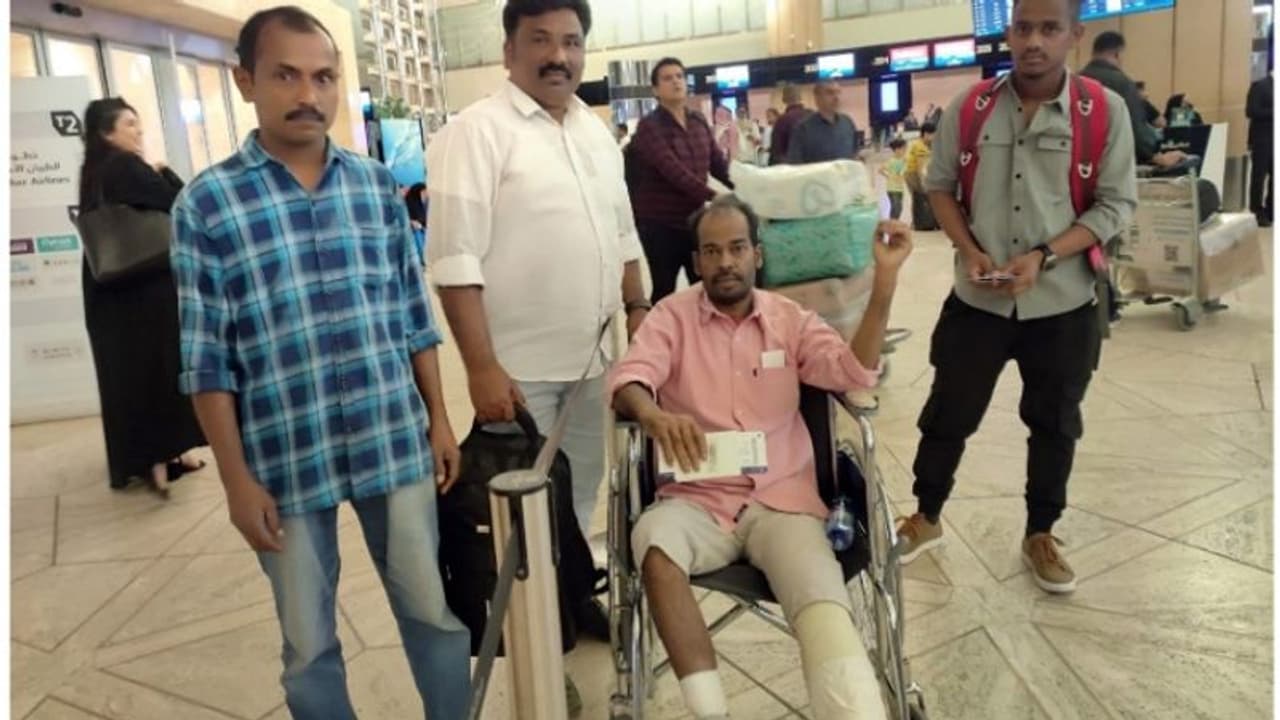 ജോലി കഴിഞ്ഞ് മടങ്ങുന്നതിനിടെ മോഷ്ടാക്കളുടെ ആക്രമണത്തിന് ഇരയായ പ്രവാസി നാടണഞ്ഞു ജോലി കഴിഞ്ഞ് മടങ്ങുന്നതിനിടെ മോഷ്ടാക്കളുടെ ആക്രമണത്തിന് ഇരയായ പ്രവാസി നാടണഞ്ഞു