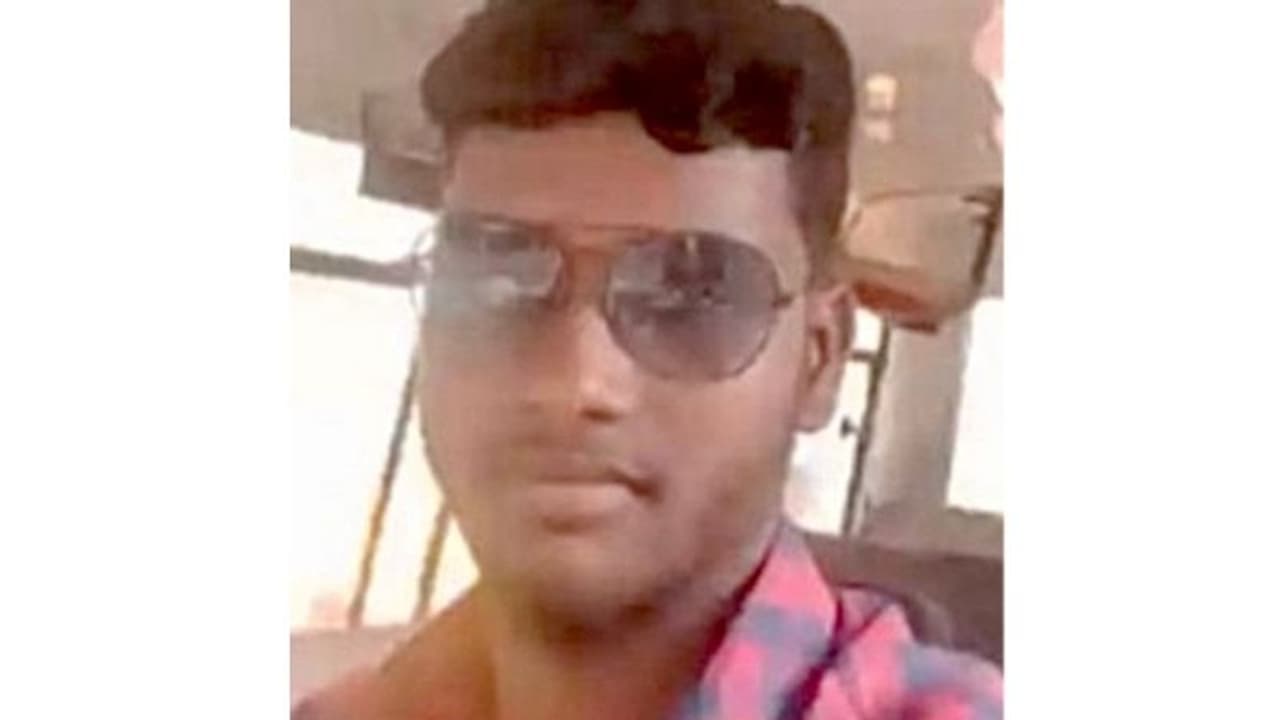 മൂന്ന് മാസം മുമ്പ് നാട്ടില് നിന്നെത്തിയ പ്രവാസി യുവാവ് തൂങ്ങി മരിച്ചു മൂന്ന് മാസം മുമ്പ് നാട്ടില് നിന്നെത്തിയ പ്രവാസി യുവാവ് തൂങ്ങി മരിച്ചു