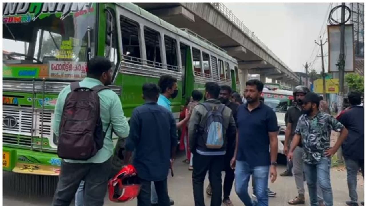 മത്സരയോട്ടം; കളമശ്ശേരിയിൽ നാല് സ്വകാര്യ ബസ്സ് ജീവനക്കാർ പൊലീസ് കസ്റ്റഡിയിൽ