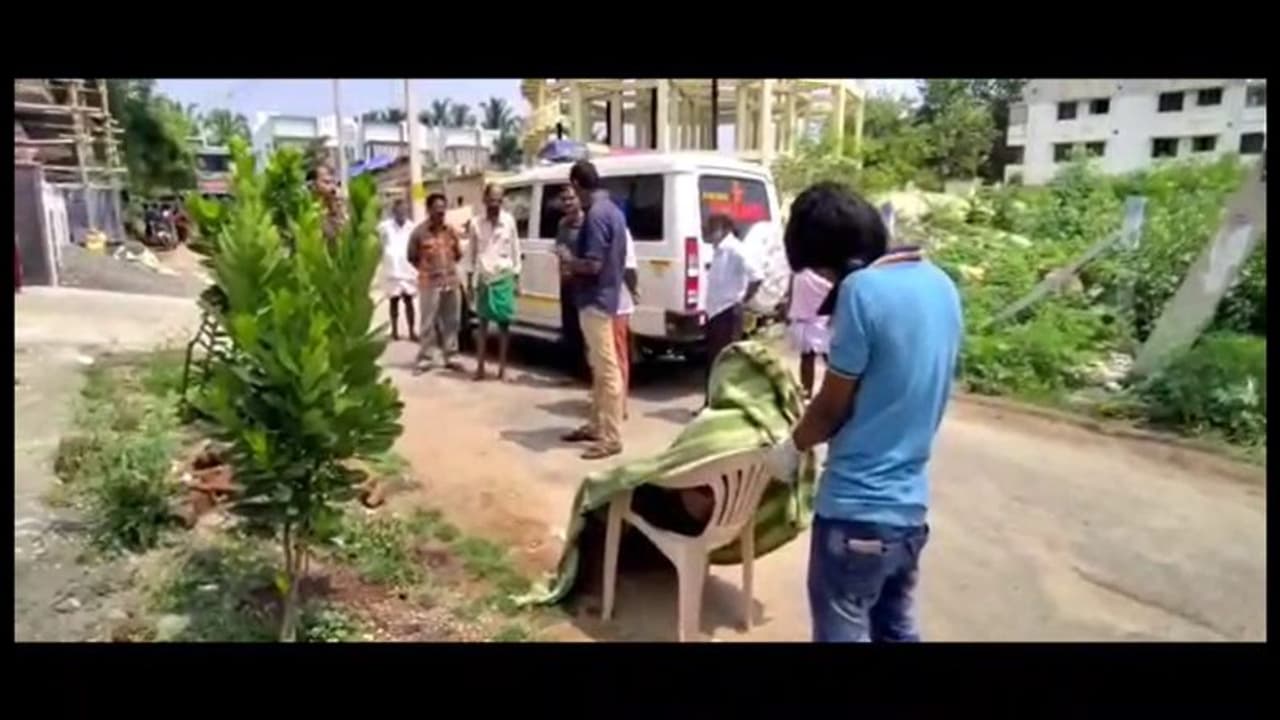 மாடியில் இருந்து தவறி விழுந்த பெயிண்டர்; காப்பாற்ற யாரும் முன் வராததால் பலியான சோகம் மாடியில் இருந்து தவறி விழுந்த பெயிண்டர்; காப்பாற்ற யாரும் முன் வராததால் பலியான சோகம்