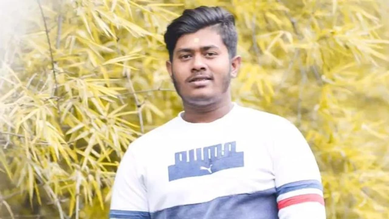 ஓசூரில் பழிக்கு பழியாக தீர்த்துக்கட்டப்பட்ட வாலிபர்; டீ கடையில் நடந்த பரபரப்பு சம்பவம் ஓசூரில் பழிக்கு பழியாக தீர்த்துக்கட்டப்பட்ட வாலிபர்; டீ கடையில் நடந்த பரபரப்பு சம்பவம்