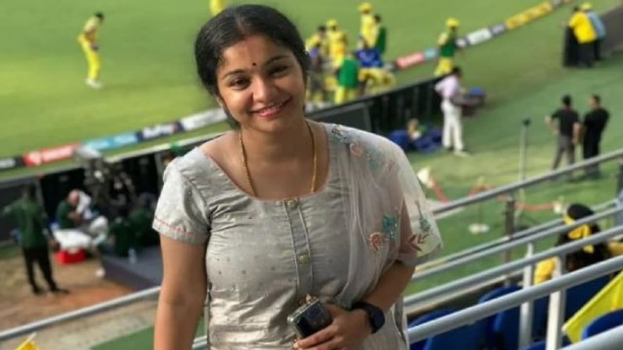 ஒரே நாளில் செலிபிரிட்டியான சிஎஸ்கே ரசிகை: சினிமா வாய்ப்பு வருமா? ஒரே நாளில் செலிபிரிட்டியான சிஎஸ்கே ரசிகை: சினிமா வாய்ப்பு வருமா?