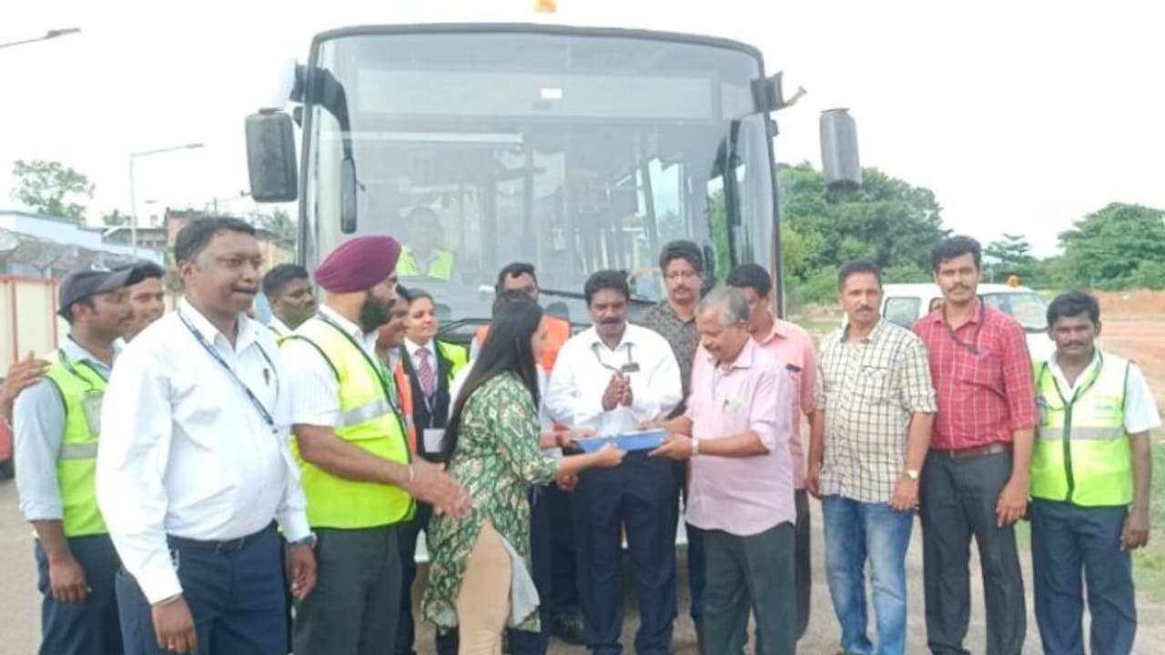 തിരുവനന്തപുരം വിമാനത്താവളത്തിൽ കെഎസ്ആർടിസി; ലോ ഫ്ലോർ ബസ് വാടകക്ക് നൽകി