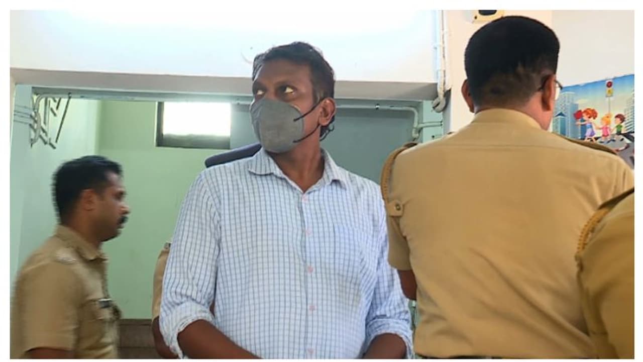 എൺപതുകാരിക്കും രക്ഷയില്ല; വൃദ്ധക്ക് നേരെ പീഡന ശ്രമം, അയൽവാസി പിടിയിൽ, അകത്ത് കടന്നത് വാതിൽചവിട്ടി പൊളിച്ച് എൺപതുകാരിക്കും രക്ഷയില്ല; വൃദ്ധക്ക് നേരെ പീഡന ശ്രമം, അയൽവാസി പിടിയിൽ, അകത്ത് കടന്നത് വാതിൽചവിട്ടി പൊളിച്ച്