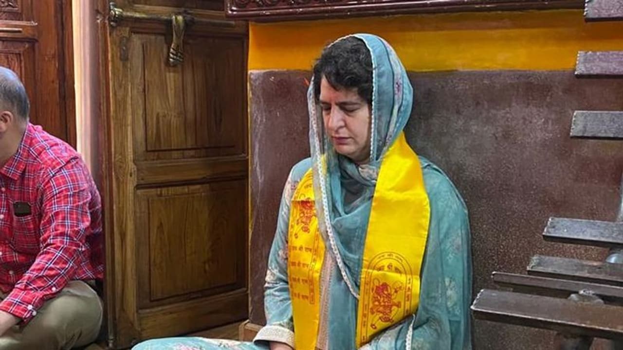 சிம்லா ஹனுமன் கோயிலில் பிரியங்கக காந்தி! கர்நாடக மக்களுக்காகப் பிரார்த்தனை சிம்லா ஹனுமன் கோயிலில் பிரியங்கக காந்தி! கர்நாடக மக்களுக்காகப் பிரார்த்தனை