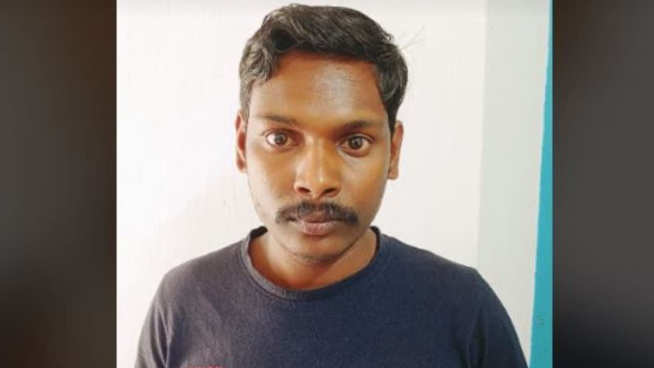 യുവതിക്കും അമ്മയ്ക്കും നഗ്ന ദൃശ്യം അയച്ചു; മൊബൈൽ പരിശോധിച്ച പൊലീസ് ഞെട്ടി, നഴ്സറി അധ്യാപകൻ അറസ്റ്റിൽ യുവതിക്കും അമ്മയ്ക്കും നഗ്ന ദൃശ്യം അയച്ചു; മൊബൈൽ പരിശോധിച്ച പൊലീസ് ഞെട്ടി, നഴ്സറി അധ്യാപകൻ അറസ്റ്റിൽ