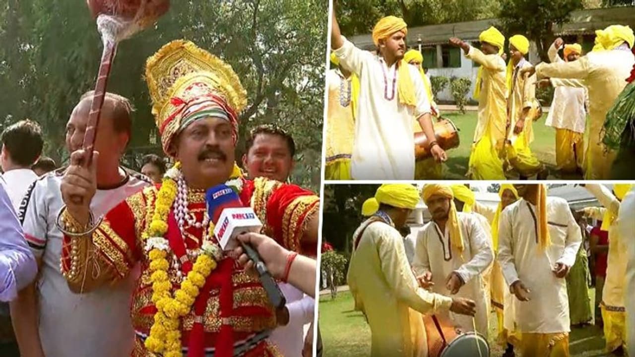 Karnataka Election 2023 Results: Celebrations erupt outside Congress HQ; 'Bajrang Bali' spotted (WATCH) Karnataka Election 2023 Results: Celebrations erupt outside Congress HQ; 'Bajrang Bali' spotted (WATCH)