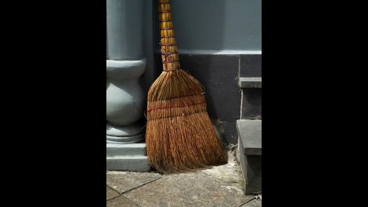 ಈ ರೀತಿಯ ಪೊರಕೆ ಮನೆಯಲ್ಲಿಇಟ್ಟರೆ ಬರ್ಬಾದ್ ಆಗೋದು ಗ್ಯಾರೆಂಟಿ..! ಈ ತಪ್ಪುಗಳೇ ಬೇಡ ಈ ರೀತಿಯ ಪೊರಕೆ ಮನೆಯಲ್ಲಿಇಟ್ಟರೆ ಬರ್ಬಾದ್ ಆಗೋದು ಗ್ಯಾರೆಂಟಿ..! ಈ ತಪ್ಪುಗಳೇ ಬೇಡ