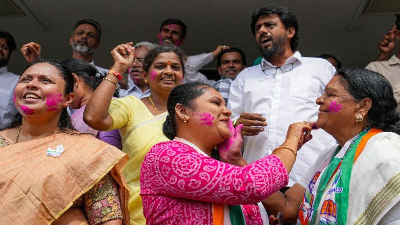 కర్ణాటకలో ఆధిక్యంలో హస్తం పార్టీ .. దేశవ్యాప్తంగా సంబరాల్లో కాంగ్రెస్ శ్రేణులు.. కర్ణాటకలో ఆధిక్యంలో హస్తం పార్టీ .. దేశవ్యాప్తంగా సంబరాల్లో కాంగ్రెస్ శ్రేణులు..