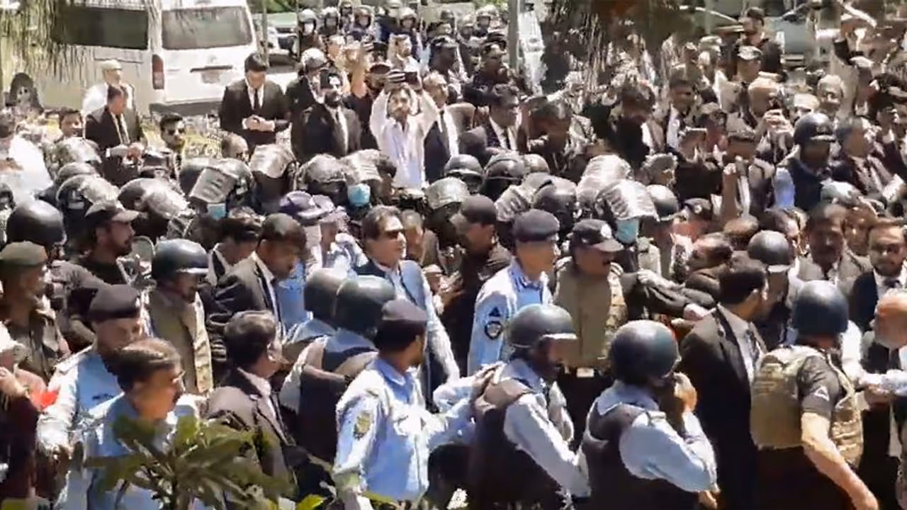 Imran Khan alleges Pak's military establishment plans to slap sedition charges; keep him in jail for 10 years Imran Khan alleges Pak's military establishment plans to slap sedition charges; keep him in jail for 10 years