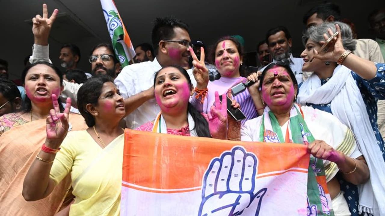 ഒറ്റയ്ക്ക് ഭരിക്കാൻ കോൺഗ്രസ്, എംഎൽഎമാരെ 17 ഹെലികോപ്റ്ററുകളിലായി ബെംഗളൂരുവിലെത്തിക്കും 