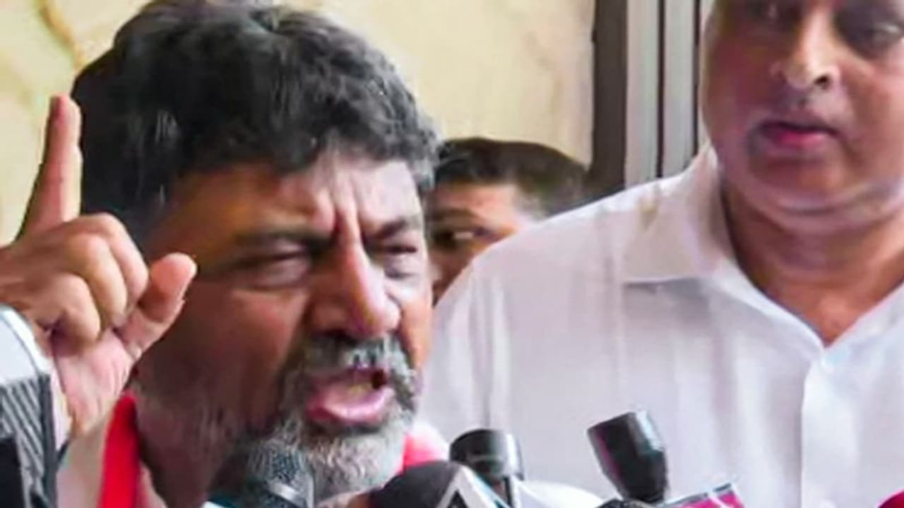 సోనియా గాంధీకి మాటిచ్చాను.. కర్ణాటక ఫలితాలపై డీకే శివకుమార్ భావోద్వేగం.. సీఎం రేసుపై ఏం చెప్పారంటే.. (వీడియో) సోనియా గాంధీకి మాటిచ్చాను.. కర్ణాటక ఫలితాలపై డీకే శివకుమార్ భావోద్వేగం.. సీఎం రేసుపై ఏం చెప్పారంటే.. (వీడియో)