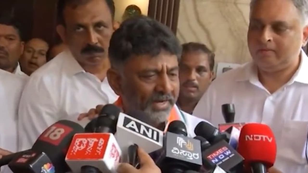 കർണാടക മുഖ്യമന്ത്രിയെ തീരുമാനിക്കുക ദില്ലിയിൽ? സമവായമില്ലാത്തത് പ്രതിസന്ധി; നിരീക്ഷകരെ വെച്ചു കർണാടക മുഖ്യമന്ത്രിയെ തീരുമാനിക്കുക ദില്ലിയിൽ? സമവായമില്ലാത്തത് പ്രതിസന്ധി; നിരീക്ഷകരെ വെച്ചു