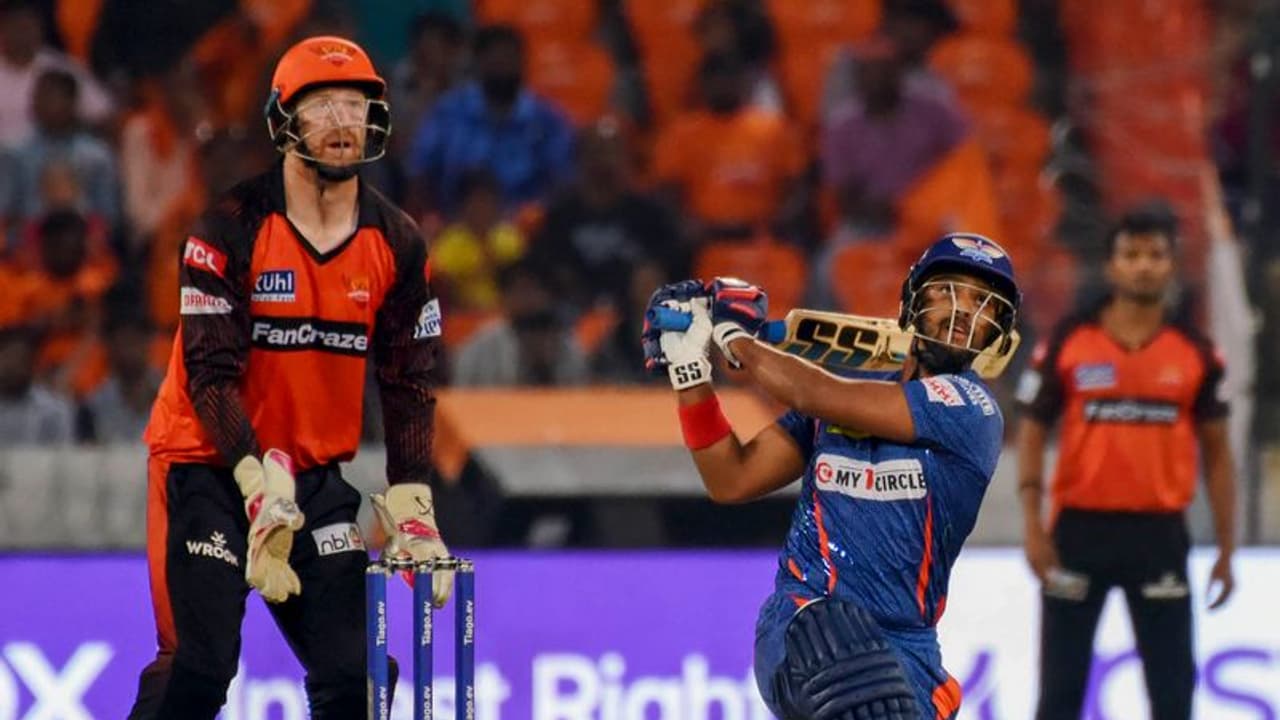 സ്റ്റോയിനിസും പുരാനും എടുത്ത് പെരുമാറി, ഒരോവറില് 5 സിക്സ്; നാണക്കേടിലേക്ക് മൂക്കുംകുത്തി അഭിഷേക് ശര്മ്മ സ്റ്റോയിനിസും പുരാനും എടുത്ത് പെരുമാറി, ഒരോവറില് 5 സിക്സ്; നാണക്കേടിലേക്ക് മൂക്കുംകുത്തി അഭിഷേക് ശര്മ്മ