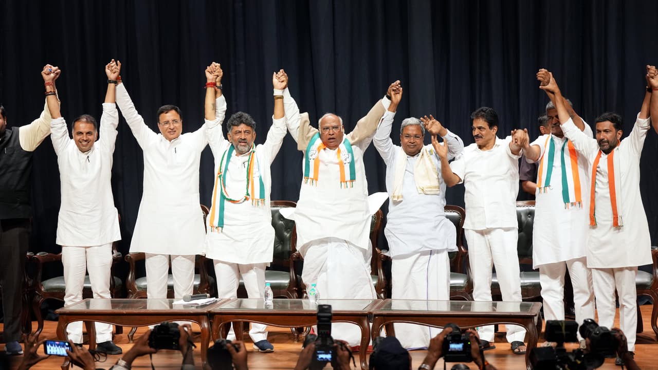 Karnataka final results: ১৩৬ আসন পেয়ে কংগ্রেসের কর্ণাটক জয়, অনেক পিছিয়ে বিজেপি জেডিএস 