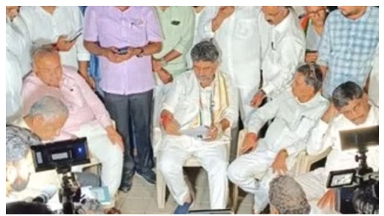 മിന്നും ജയത്തിനിടയിലും റോഡിൽ കുത്തിയിരുന്ന് പ്രതിഷേധിച്ച് ഡി.കെ. ശിവകുമാർ