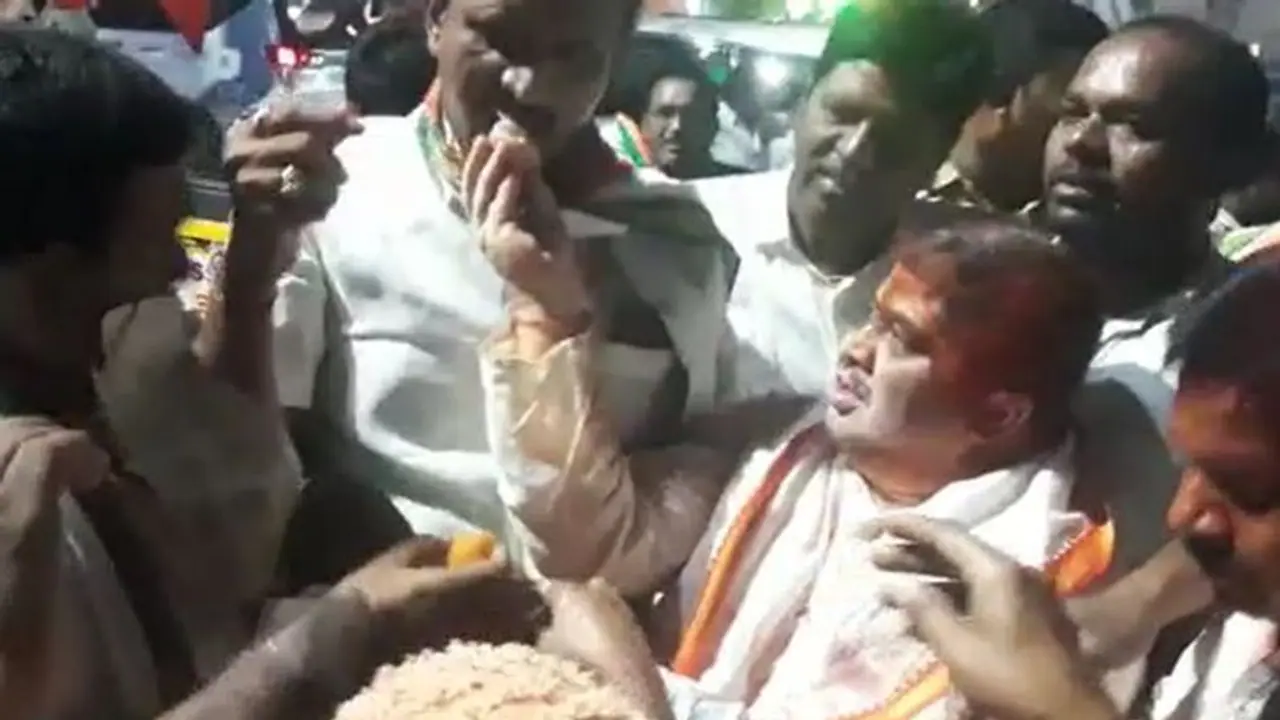 కర్ణాటకలో కాంగ్రెస్ గెలుపు.. తెలంగాణలోనూ అంబరాన్నంటిన సంబరాలు కర్ణాటకలో కాంగ్రెస్ గెలుపు.. తెలంగాణలోనూ అంబరాన్నంటిన సంబరాలు