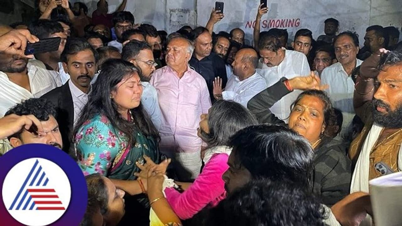 Breaking ಜಯನಗರದಲ್ಲಿ ಹಾವು ಏಣಿ ಆಟ ಅಂತ್ಯ: 16 ಮತಗಳಿಂದ ಗೆದ್ದ ಸಿ.ಕೆ. ರಾಮ ಮೂರ್ತಿ; ಕಣ್ಣೀರಿಟ್ಟ ಸೌಮ್ಯಾರೆಡ್ಡಿ Breaking ಜಯನಗರದಲ್ಲಿ ಹಾವು ಏಣಿ ಆಟ ಅಂತ್ಯ: 16 ಮತಗಳಿಂದ ಗೆದ್ದ ಸಿ.ಕೆ. ರಾಮ ಮೂರ್ತಿ; ಕಣ್ಣೀರಿಟ್ಟ ಸೌಮ್ಯಾರೆಡ್ಡಿ