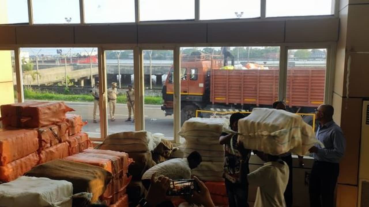 கேரளா வந்த கப்பலில் ரூ.12,000 கோடி போதைப் பொருள் பறிமுதல் கேரளா வந்த கப்பலில் ரூ.12,000 கோடி போதைப் பொருள் பறிமுதல்