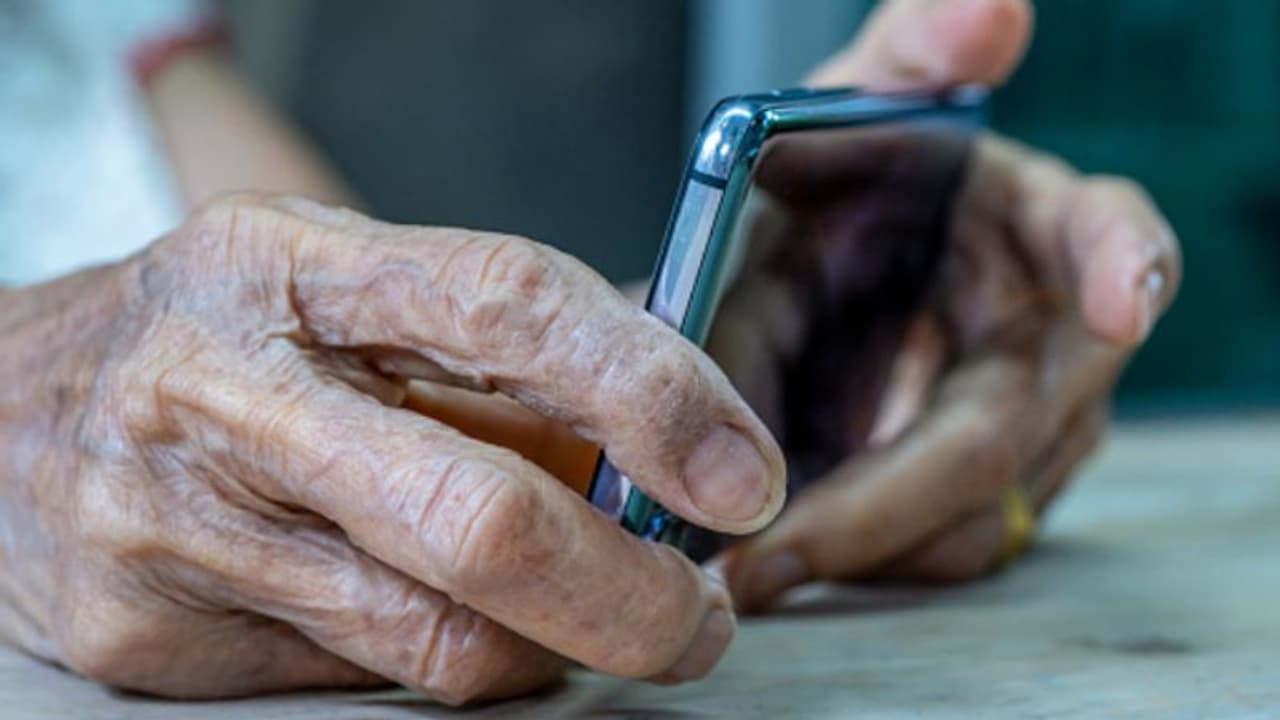 തീര്‍ത്ഥാടനത്തിനെത്തി കൂട്ടം തെറ്റി, ഭാഷ അറിയാതെ ഒറ്റപ്പെട്ട 68കാരിക്ക് രക്ഷകനായി ഗൂഗിള്‍ ട്രാന്‍സ്ലേറ്റ്