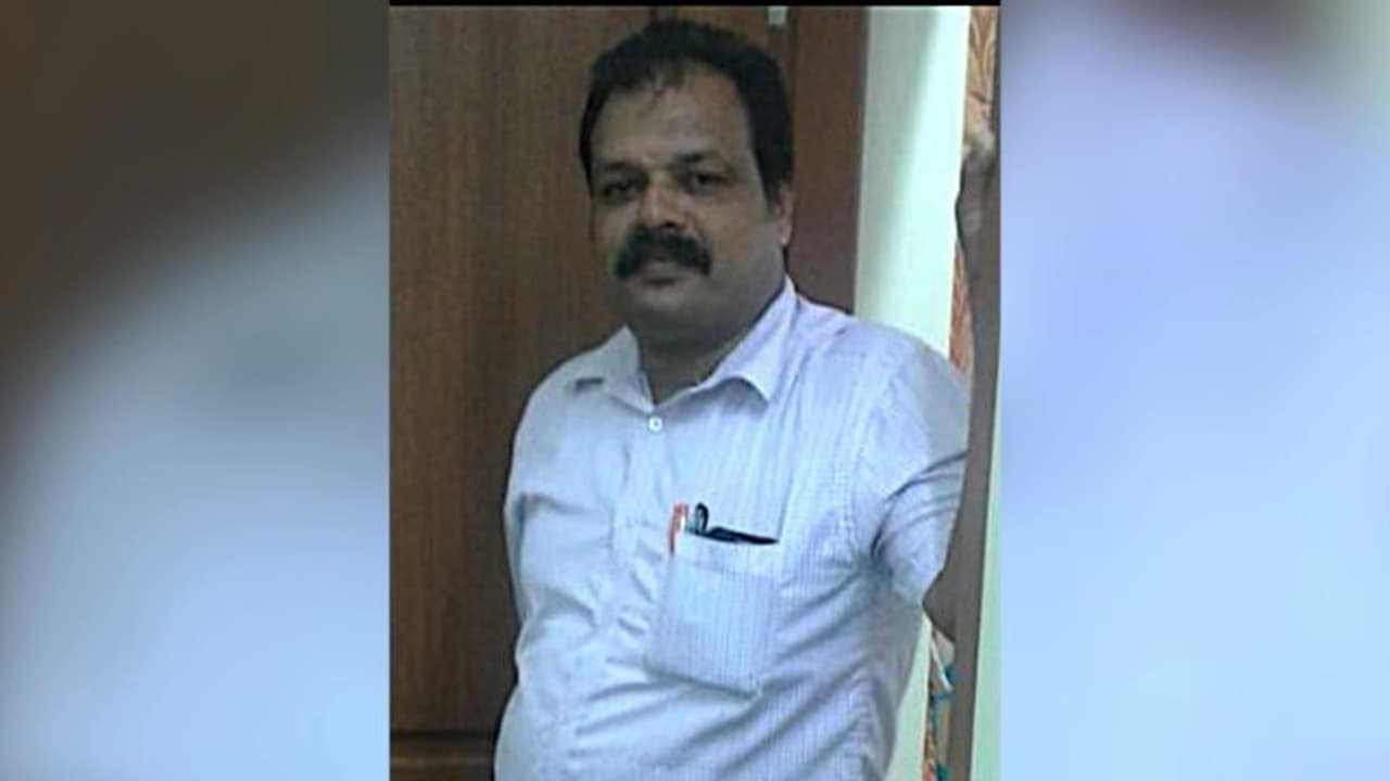 ചീട്ടുകളി സംഘത്തെ അന്വേഷിച്ച് ഇരുനില കെട്ടിടത്തിൽ കയറിയപ്പോൾ കാൽ വഴുതി വീണു; പൊലീസുകാരൻ മരിച്ചു