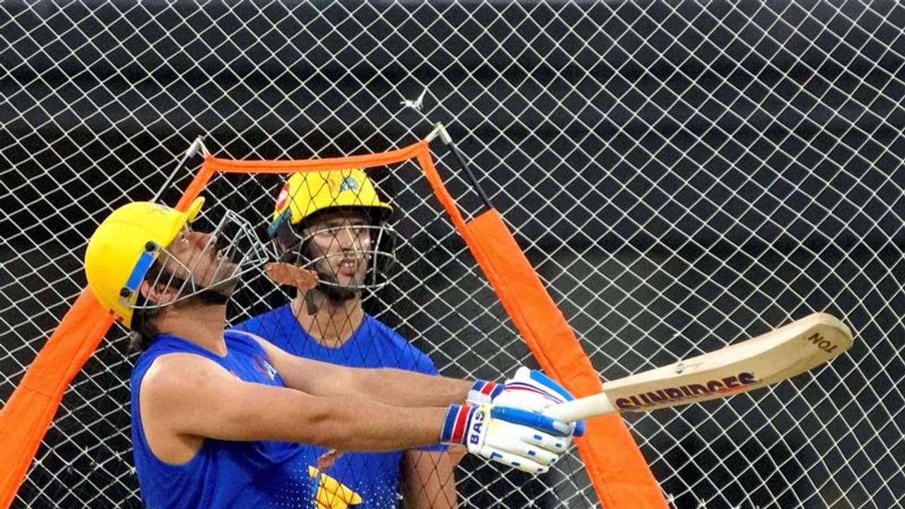 മോഖ കരതൊട്ടു; ചെന്നൈ കൊല്‍ക്കത്ത മത്സരം മഴ കവരുമോ? ധോണി ആരാധകര്‍ ആശങ്കയില്‍