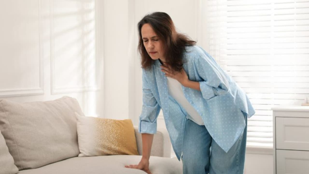 ചെറുതായിട്ട് നടക്കുമ്പോള് പോലും കിതപ്പ്; അവഗണിക്കരുത് ഈ രോഗലക്ഷണങ്ങൾ... ചെറുതായിട്ട് നടക്കുമ്പോള് പോലും കിതപ്പ്; അവഗണിക്കരുത് ഈ രോഗലക്ഷണങ്ങൾ...