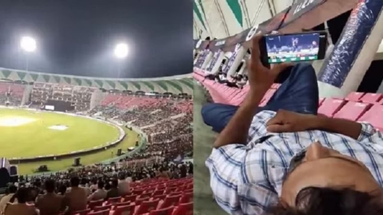 ಪಂದ್ಯ ನಡೆಯುತ್ತಿದ್ದ ಸ್ಟೇಡಿಯಂನಲ್ಲೇ ಕುಳಿತು, ಮೊಬೈಲ್ನಲ್ಲಿ ಮ್ಯಾಚ್ ವೀಕ್ಷಿಸಿದ ವ್ಯಕ್ತಿ! ಪಂದ್ಯ ನಡೆಯುತ್ತಿದ್ದ ಸ್ಟೇಡಿಯಂನಲ್ಲೇ ಕುಳಿತು, ಮೊಬೈಲ್ನಲ್ಲಿ ಮ್ಯಾಚ್ ವೀಕ್ಷಿಸಿದ ವ್ಯಕ್ತಿ!