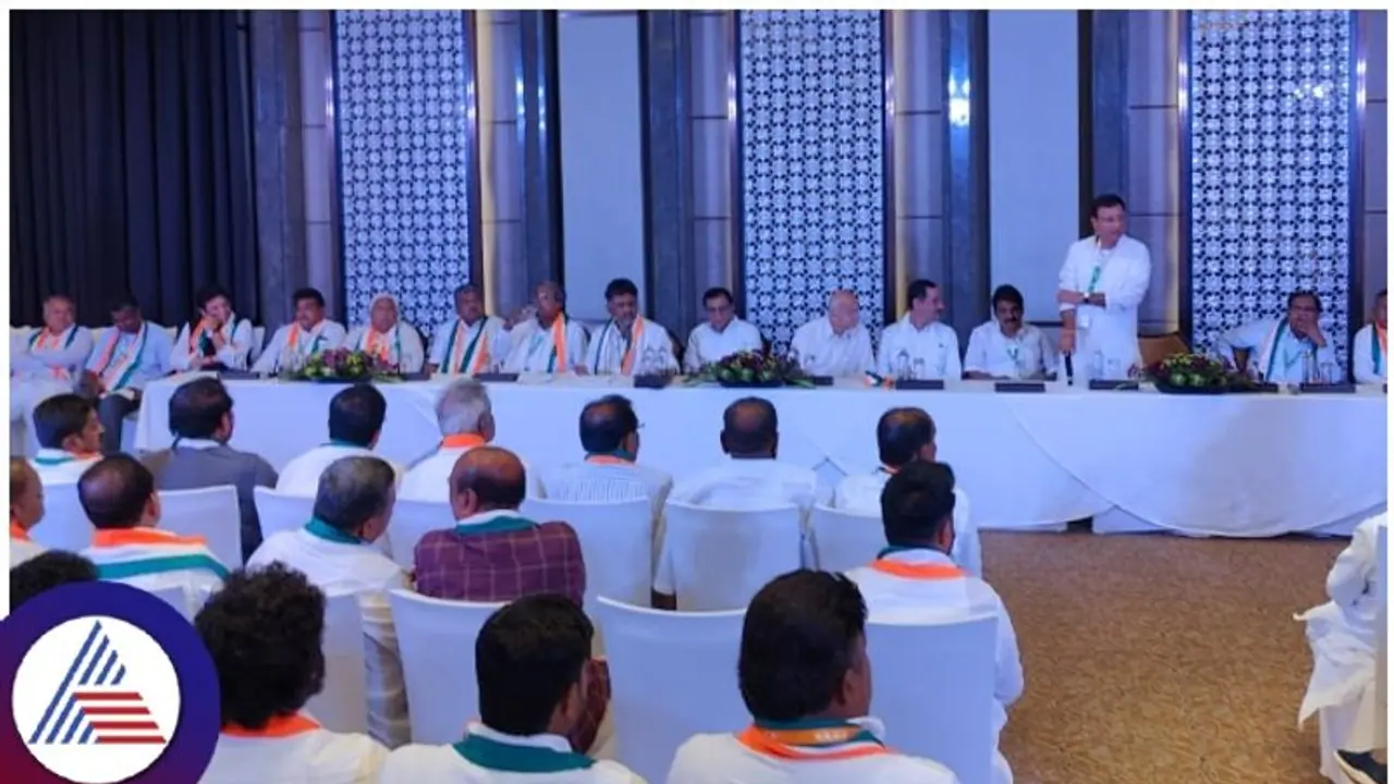 Karnataka election result 2023: ಕಾಂಗ್ರೆಸ್ 'ಸಿಎಂ' ಕುರ್ಚಿಗೆ ಕುಸ್ತಿ! ಶಾಸಕಾಂಗ ಸಭೆಯಲ್ಲಿ ಒನ್ಲೈನ್ ನಿರ್ಣಯ ಪಾಸ್ Karnataka election result 2023: ಕಾಂಗ್ರೆಸ್ 'ಸಿಎಂ' ಕುರ್ಚಿಗೆ ಕುಸ್ತಿ! ಶಾಸಕಾಂಗ ಸಭೆಯಲ್ಲಿ ಒನ್ಲೈನ್ ನಿರ್ಣಯ ಪಾಸ್