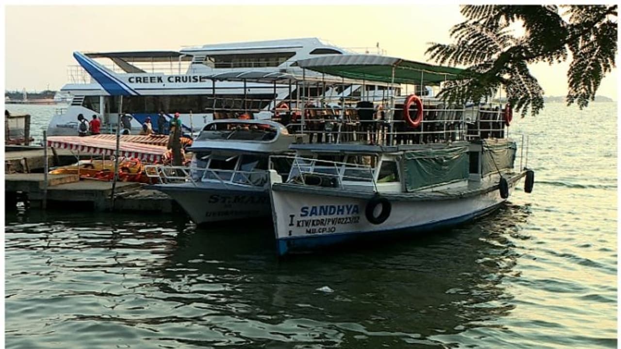 പതിമൂന്ന് പേരെ കയറ്റേണ്ട ബോട്ടിൽ നാൽപതിലധകം പേര്‍! മറൈൻ ഡ്രൈവിൽ രണ്ട് ബോട്ടുകൾ പൊലീസ് പിടികൂടി 