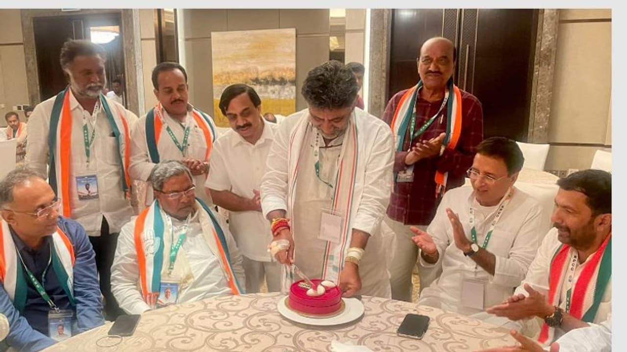 டி.கே. சிவகுமாருக்கு பிறந்தநாள்... பரிசாக முதல்வர் பதவியை வழங்குமா காங்கிரஸ்?