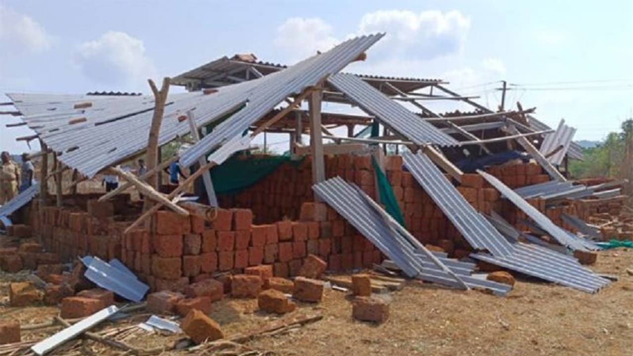 Shivamogga: ಜಮೀನು ವಿವಾದ: ಮಹಿಳೆ ಮೇಲೆ ಹಲ್ಲೆ, ಮನೆ ಧ್ವಂಸ Shivamogga: ಜಮೀನು ವಿವಾದ: ಮಹಿಳೆ ಮೇಲೆ ಹಲ್ಲೆ, ಮನೆ ಧ್ವಂಸ