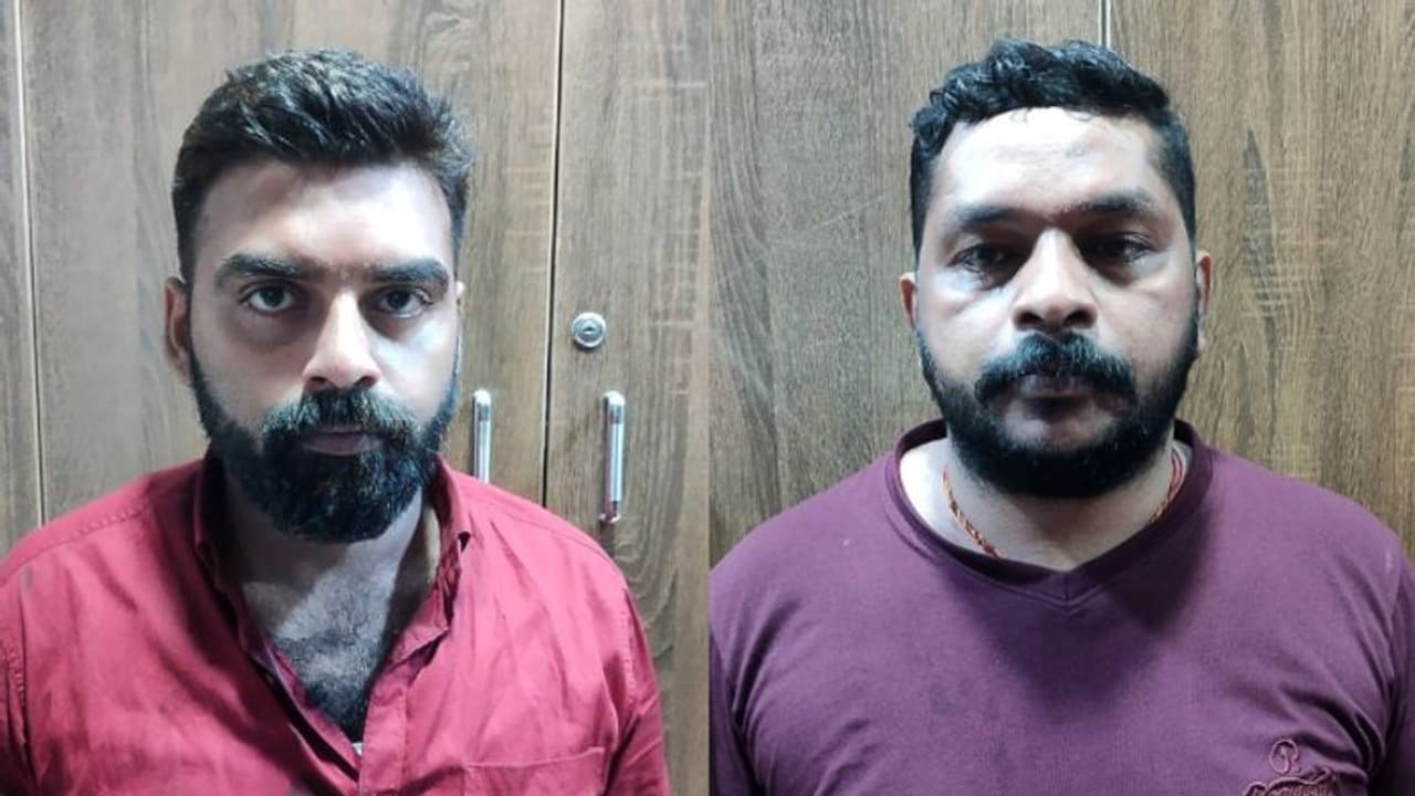 ഇന്നോവയിലെത്തി, പട്ടാപ്പകല് ബസ് തടഞ്ഞ് കൊടുവള്ളി സ്വദേശിയെ തട്ടിക്കൊണ്ടുപോയ സംഭവം: 2 പേര് കൂടി പിടിയില് ഇന്നോവയിലെത്തി, പട്ടാപ്പകല് ബസ് തടഞ്ഞ് കൊടുവള്ളി സ്വദേശിയെ തട്ടിക്കൊണ്ടുപോയ സംഭവം: 2 പേര് കൂടി പിടിയില്