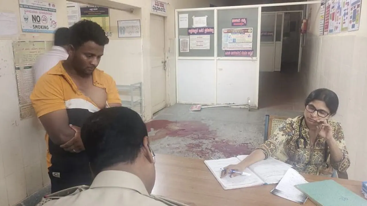 Davanagere: ಆಸ್ತಿ ವಿಚಾರಕ್ಕೆ ಆಸ್ಪತ್ರೆಯಲ್ಲೇ ಅಣ್ಣನಿಗೆ ಚಾಕು ಹಾಕಿ ಕೊಲೆ ಮಾಡಿದ ತಮ್ಮ Davanagere: ಆಸ್ತಿ ವಿಚಾರಕ್ಕೆ ಆಸ್ಪತ್ರೆಯಲ್ಲೇ ಅಣ್ಣನಿಗೆ ಚಾಕು ಹಾಕಿ ಕೊಲೆ ಮಾಡಿದ ತಮ್ಮ