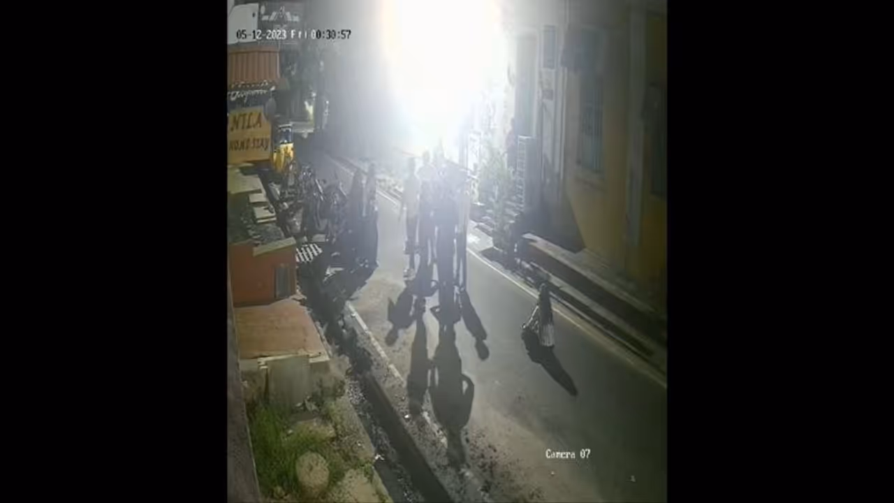 புதுவையில் புல் போதையில் நடு ரோட்டில் அமர்ந்து அட்டகாசம் செய்த இளம் பெண் புதுவையில் புல் போதையில் நடு ரோட்டில் அமர்ந்து அட்டகாசம் செய்த இளம் பெண்