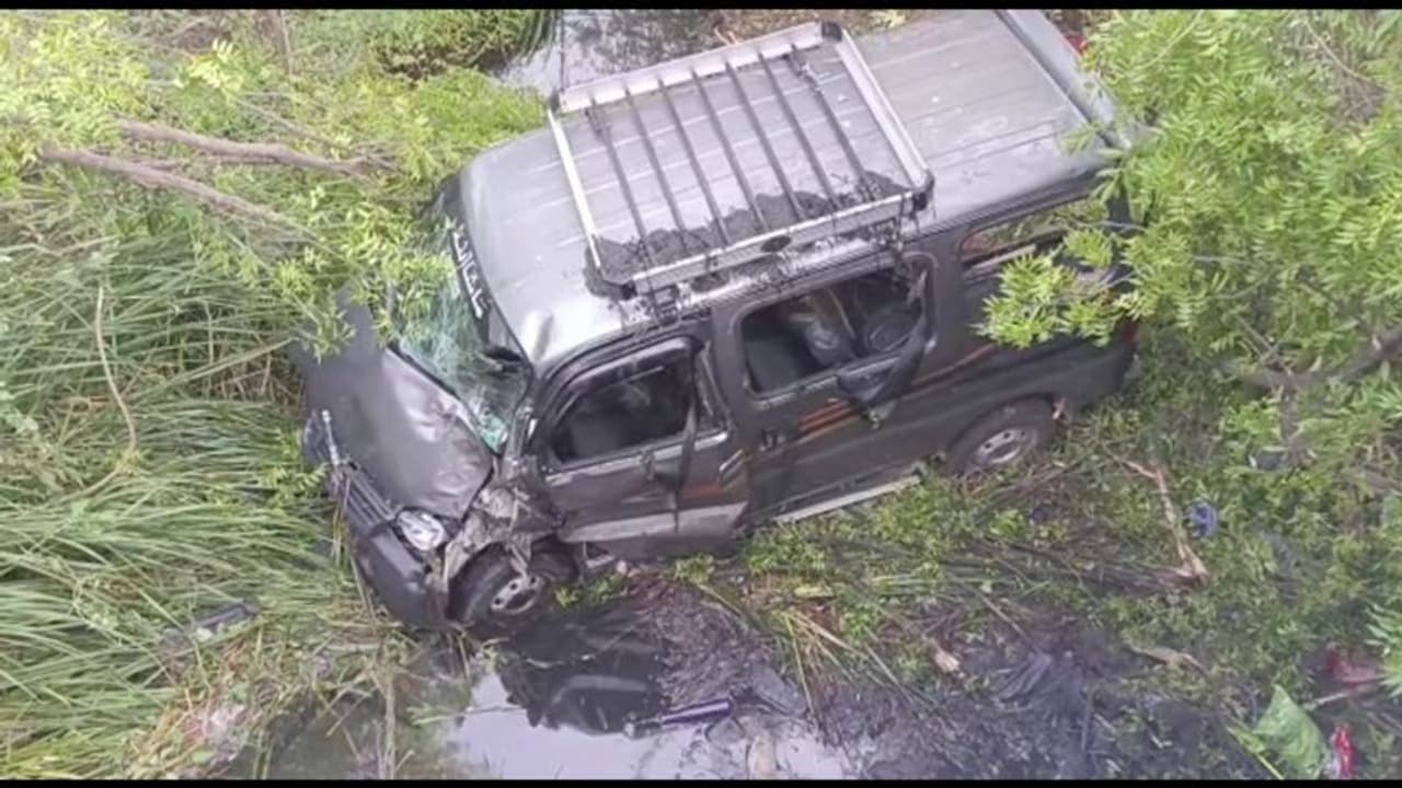 ராணிபேட்டையில் ஓட்டுநரின் அலட்சியத்தால் சாலையோர பள்ளத்தில் கவிழ்ந்த கார்; 2 சிறுமிகள் பலி ராணிபேட்டையில் ஓட்டுநரின் அலட்சியத்தால் சாலையோர பள்ளத்தில் கவிழ்ந்த கார்; 2 சிறுமிகள் பலி