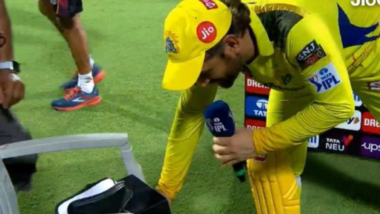 തല ഫാന്സ് ഇരമ്പിയാര്ത്തു, ധോണി ചോദ്യം കേട്ടില്ല; ഒടുക്കം സ്പീക്കറിന്റെ ശബ്ദം സ്വയം കൂട്ടി! തല ഫാന്സ് ഇരമ്പിയാര്ത്തു, ധോണി ചോദ്യം കേട്ടില്ല; ഒടുക്കം സ്പീക്കറിന്റെ ശബ്ദം സ്വയം കൂട്ടി!