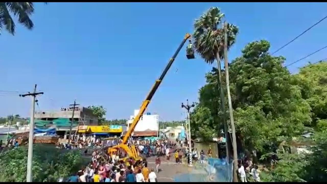 மது போதையில் பனை மரத்தின் உச்சியில் ஏறி மாட்டிக்கொண்ட ஆசாமி; போராடி மீட்ட தீயணைப்பு வீரர்கள் மது போதையில் பனை மரத்தின் உச்சியில் ஏறி மாட்டிக்கொண்ட ஆசாமி; போராடி மீட்ட தீயணைப்பு வீரர்கள்