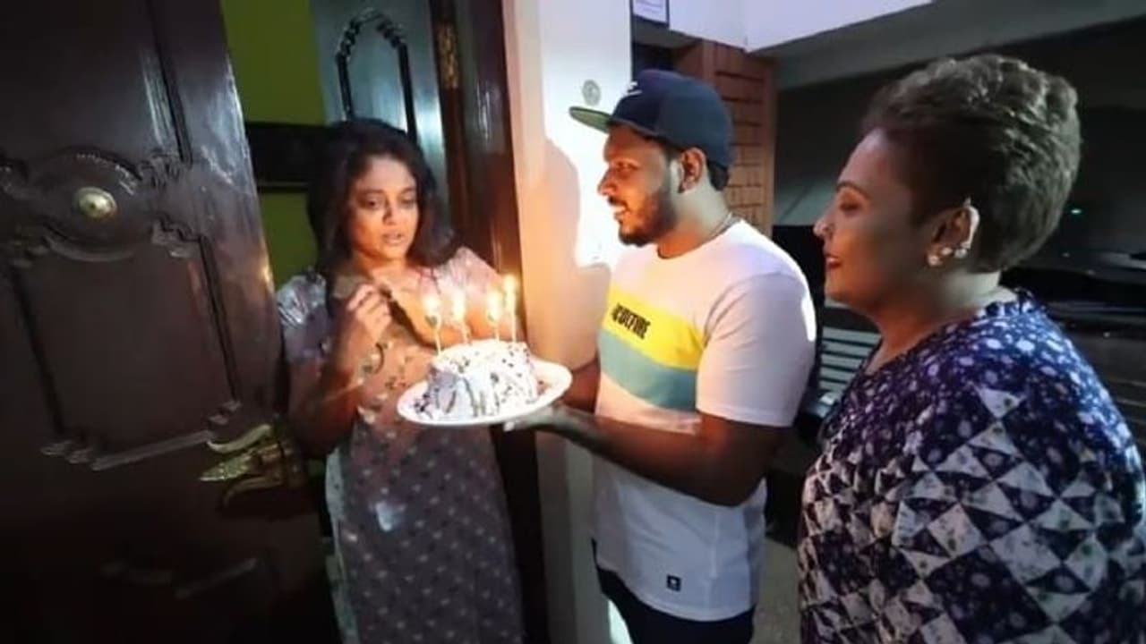 പാതിരാത്രി വീട്ടിലെത്തി മഞ്ജു പിള്ളയ്ക്ക് സർപ്രൈസുമായി കാർത്തിക് സൂര്യ പാതിരാത്രി വീട്ടിലെത്തി മഞ്ജു പിള്ളയ്ക്ക് സർപ്രൈസുമായി കാർത്തിക് സൂര്യ