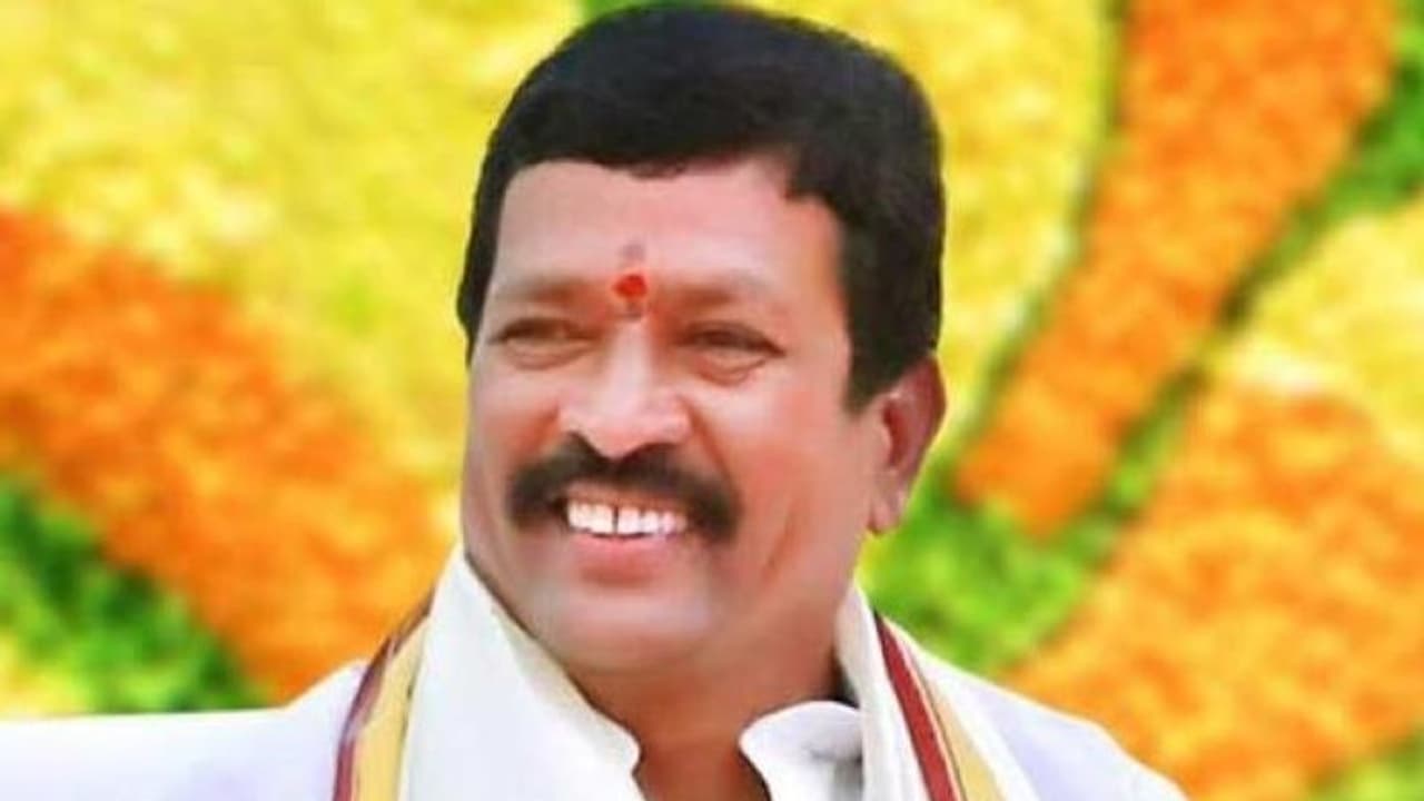 పది ఫలితాల్లో అనాధ బాలిక ప్రతిభ... గొప్పమనసుతో సాయంచేసిన బిఆర్ఎస్ ఎమ్మెల్సీ పది ఫలితాల్లో అనాధ బాలిక ప్రతిభ... గొప్పమనసుతో సాయంచేసిన బిఆర్ఎస్ ఎమ్మెల్సీ