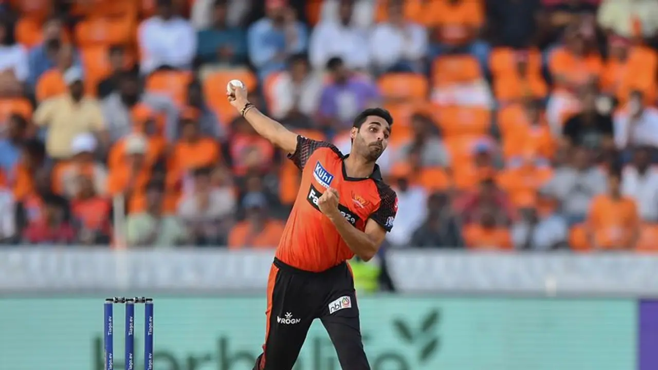 ഭുവി തുടങ്ങി, ഗുജറാത്ത് ടൈറ്റന്സിന് വിക്കറ്റ് വീഴ്ച്ച; ഗില്ലാട്ടത്തിലൂടെ തിരിച്ചടി ഭുവി തുടങ്ങി, ഗുജറാത്ത് ടൈറ്റന്സിന് വിക്കറ്റ് വീഴ്ച്ച; ഗില്ലാട്ടത്തിലൂടെ തിരിച്ചടി