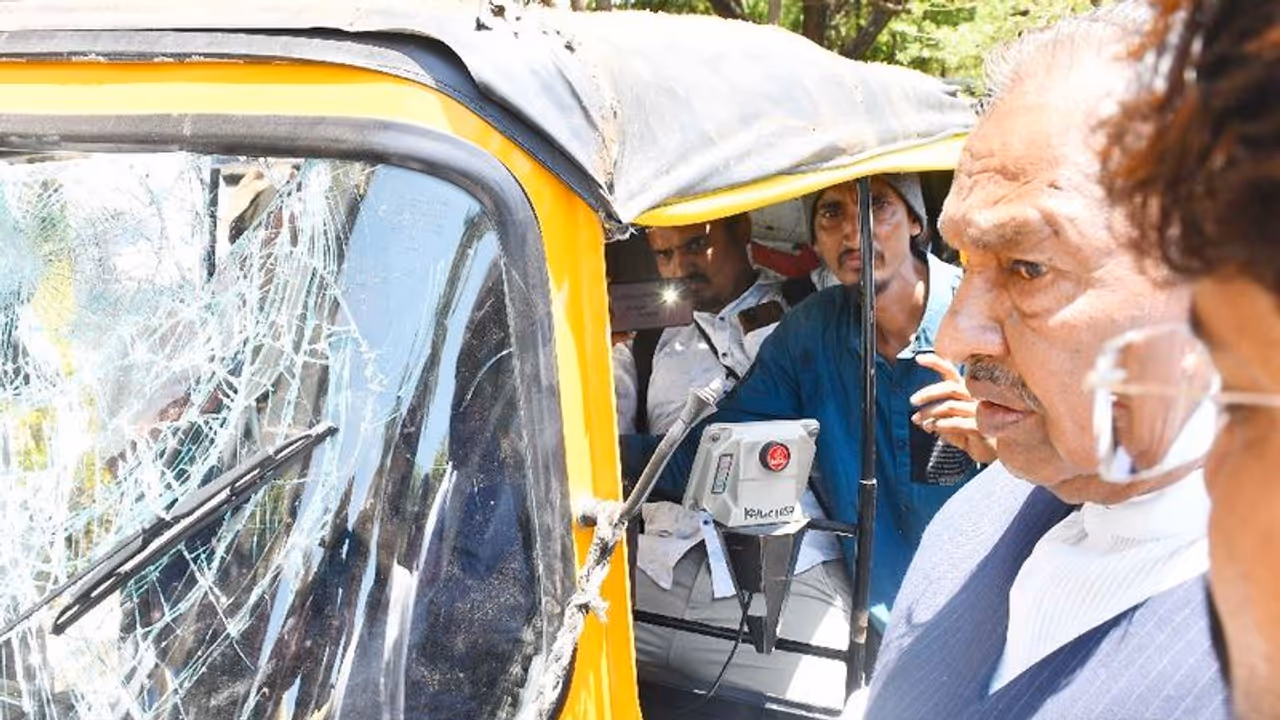 ಶಿವಮೊಗ್ಗ: ಬಿಜೆಪಿಗೆ ಮತ ಹಾಕಿದ್ದಕ್ಕೆ ಆಟೋಚಾಲಕನಿಗೆ ಹಲ್ಲೆ, ಆಟೋ ಜಖಂ ಶಿವಮೊಗ್ಗ: ಬಿಜೆಪಿಗೆ ಮತ ಹಾಕಿದ್ದಕ್ಕೆ ಆಟೋಚಾಲಕನಿಗೆ ಹಲ್ಲೆ, ಆಟೋ ಜಖಂ