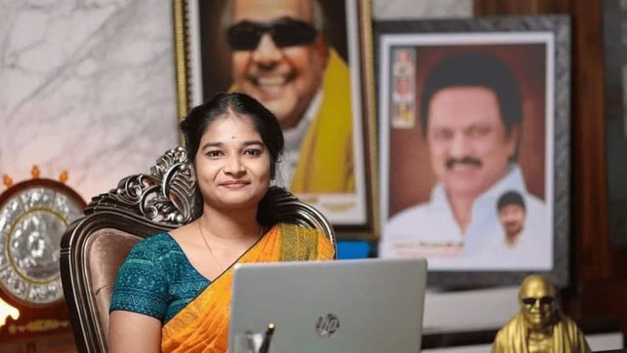 கோவை மாநகராட்சி திமுக கவுன்சிலர் பதவி இழப்பு... அதிரடியாக அறிவித்த ஆணையாளர்!! கோவை மாநகராட்சி திமுக கவுன்சிலர் பதவி இழப்பு... அதிரடியாக அறிவித்த ஆணையாளர்!!