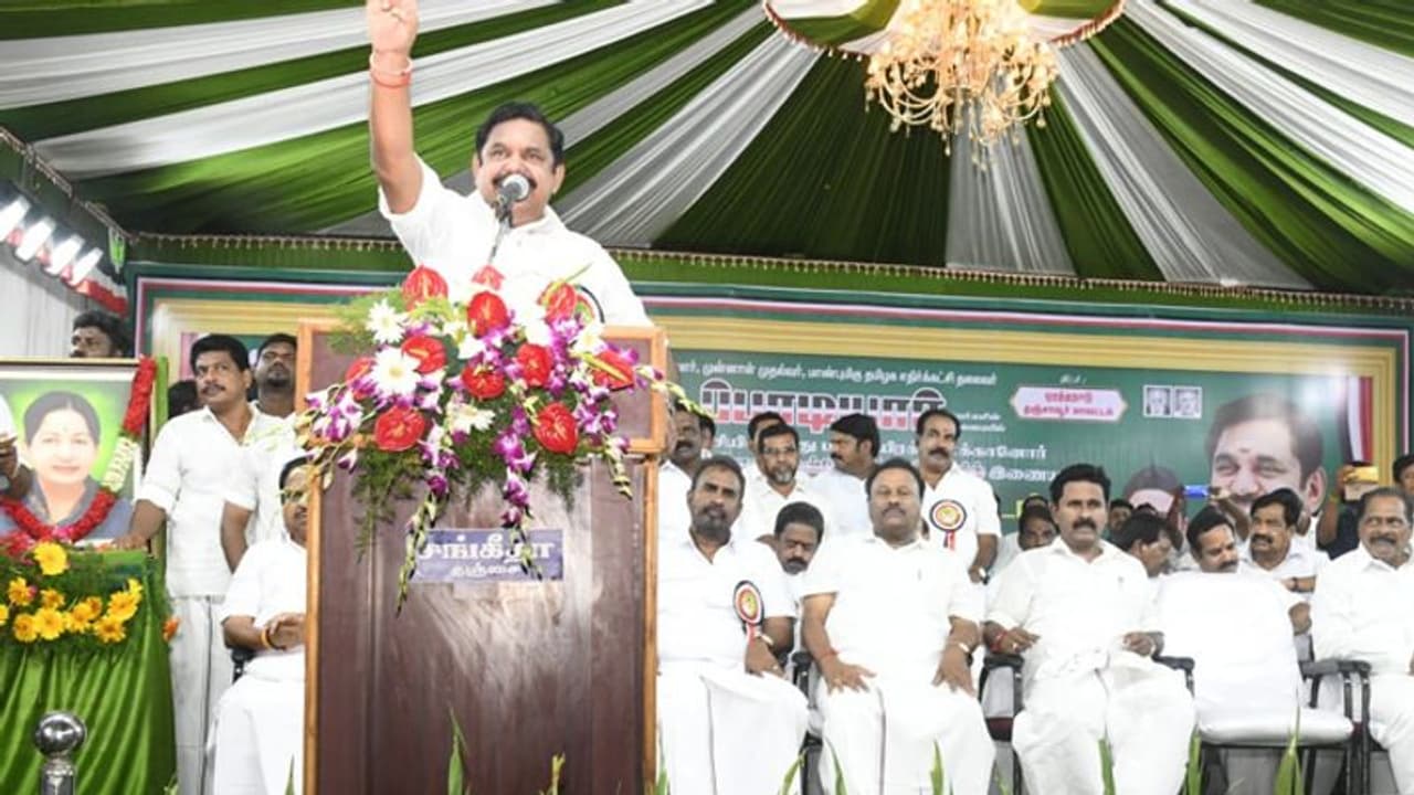 மாவட்ட ஆட்சியரை தள்ளிவிடும் அளவுக்கு வன்முறை: எடப்பாடி பழனிசாமி கண்டனம்! மாவட்ட ஆட்சியரை தள்ளிவிடும் அளவுக்கு வன்முறை: எடப்பாடி பழனிசாமி கண்டனம்!