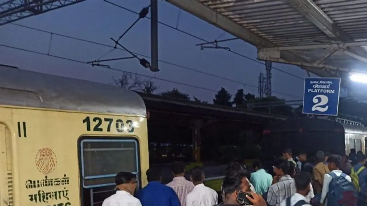 சென்னை மின்சார ரயிலின் 8 பெட்டிகள் அடுத்தடுத்து கழன்றதால் பரபரப்பு.. அலறிய பயணிகள்.. ரயில் சேவை பாதிப்பு.! சென்னை மின்சார ரயிலின் 8 பெட்டிகள் அடுத்தடுத்து கழன்றதால் பரபரப்பு.. அலறிய பயணிகள்.. ரயில் சேவை பாதிப்பு.!