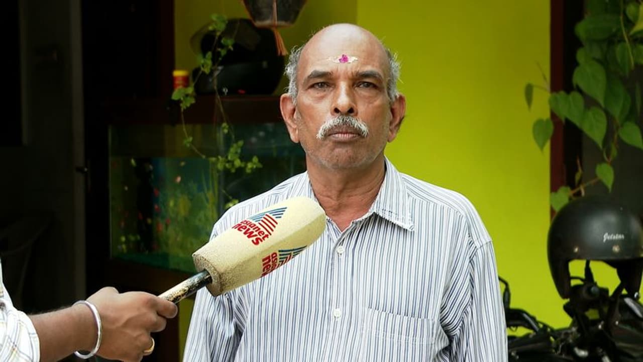 'അന്ന് വിവാഹ വാർഷികമായിരുന്നു, പുറത്ത് പോയിട്ടില്ല': ഹെൽമറ്റ് പിഴയിൽ പരാതിയുമായി 62കാരൻ 'അന്ന് വിവാഹ വാർഷികമായിരുന്നു, പുറത്ത് പോയിട്ടില്ല': ഹെൽമറ്റ് പിഴയിൽ പരാതിയുമായി 62കാരൻ